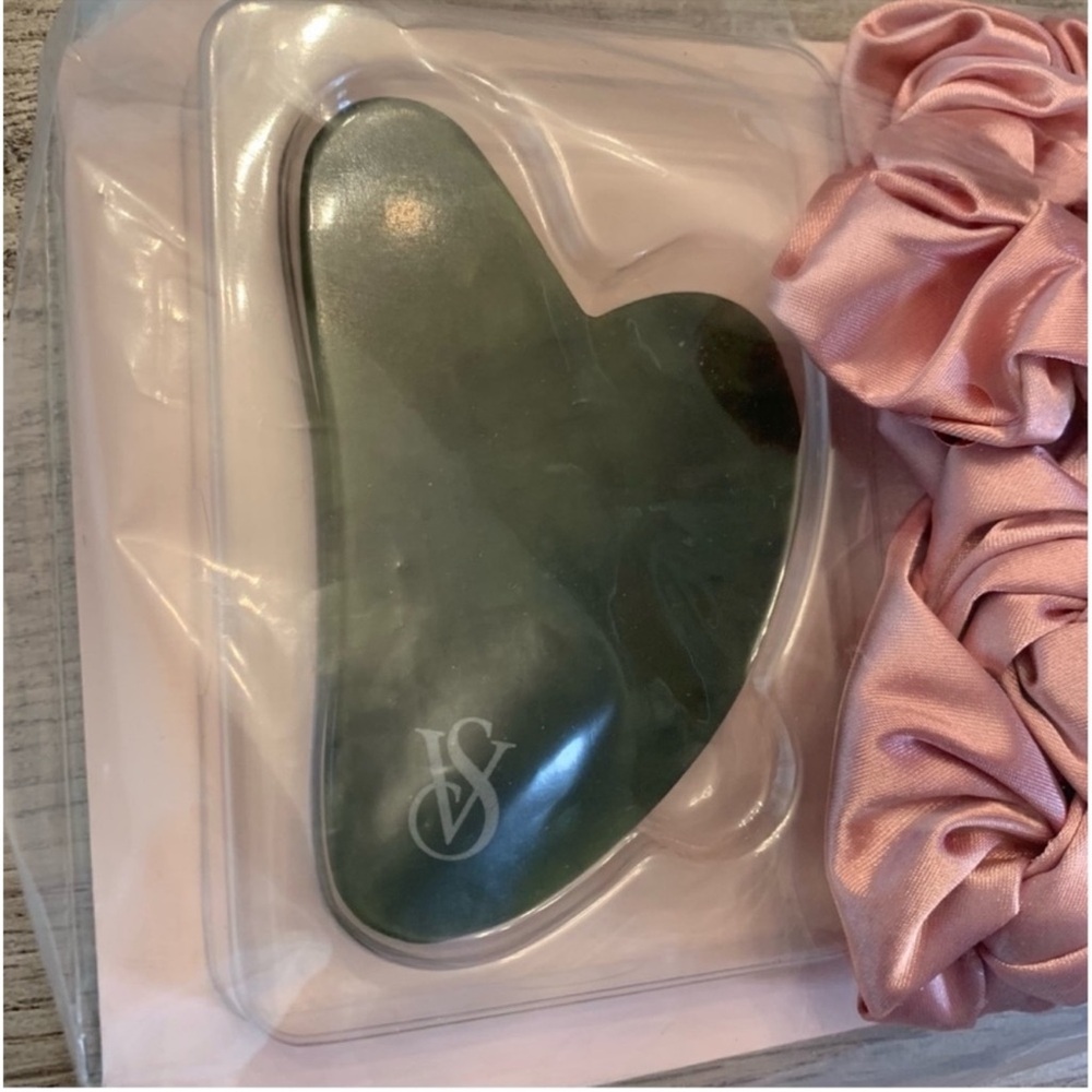 NEW 💕 Victoria's Secret Luxury Facial Self Care Spa Kit - Picture 4 of 11